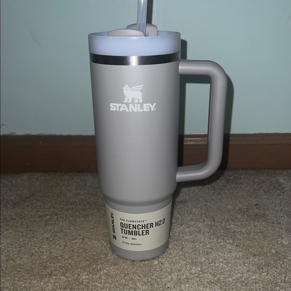 Stanley gray Quencher H2.0 Tumbler with Handle